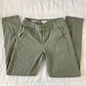 Curvy green chino pants